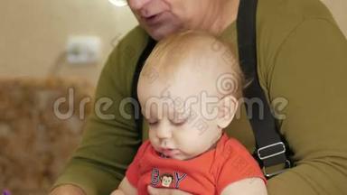 可爱的宝宝和他的祖父在纸上画着记号。 这孩子过敏，<strong>眼睛发红</strong>。 孩子一年。